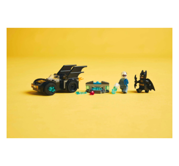 LEGO Конструктор LEGO Super Heroes Бетмен і Бетмобіль проти містера Фріза (76301)
