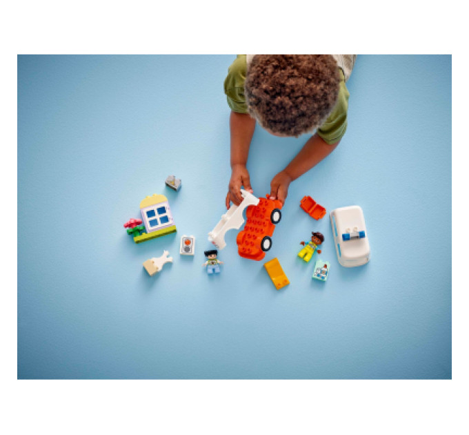 LEGO Конструктор LEGO DUPLO Town Швидка допомога та водій (10447)