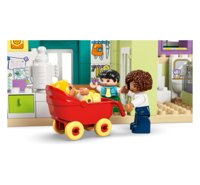 LEGO Конструктор LEGO DUPLO Town Сучасний родинний будинок із фігурками 3 в 1 (10470)