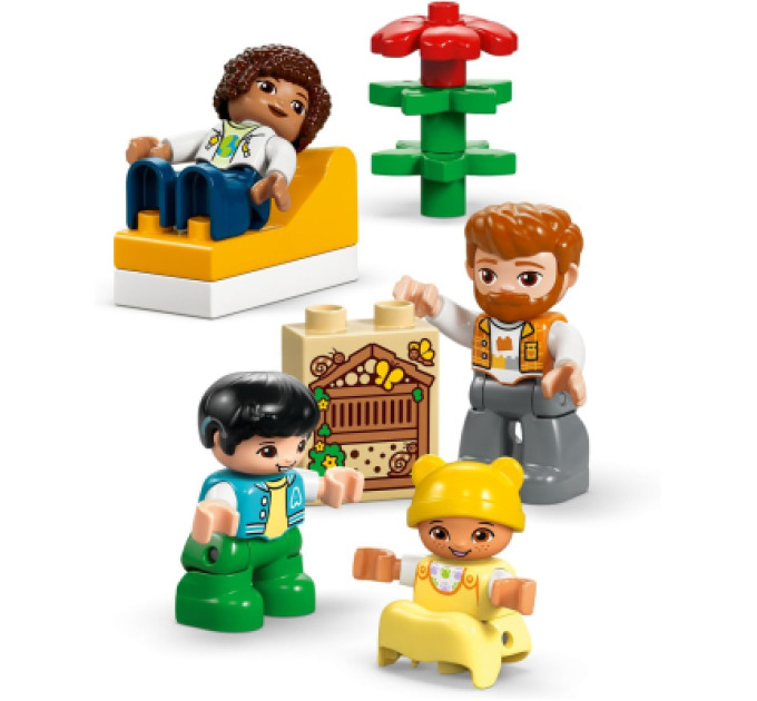 LEGO Конструктор LEGO DUPLO Town Сучасний родинний будинок із фігурками 3 в 1 (10470)