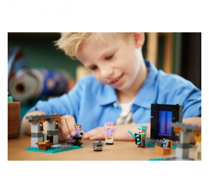 Конструктор LEGO Minecraft Зброярня 203 деталей (21252)