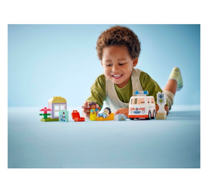 LEGO Конструктор LEGO DUPLO Town Швидка допомога та водій (10447)