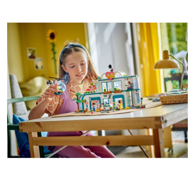 LEGO Конструктор LEGO Friends Лікарня в Хартлейк-Сіті 1045 деталей (42621)