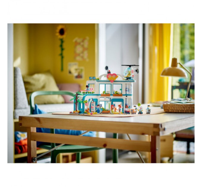 LEGO Конструктор LEGO Friends Лікарня в Хартлейк-Сіті 1045 деталей (42621)