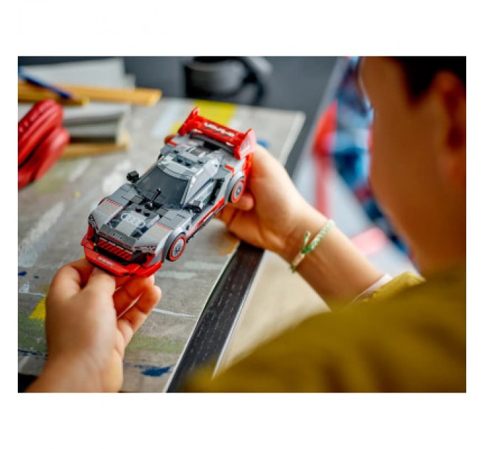 Конструктор LEGO Speed Champions Автомобіль для перегонів Audi S1 e-tron quattro 274 деталі (76921)