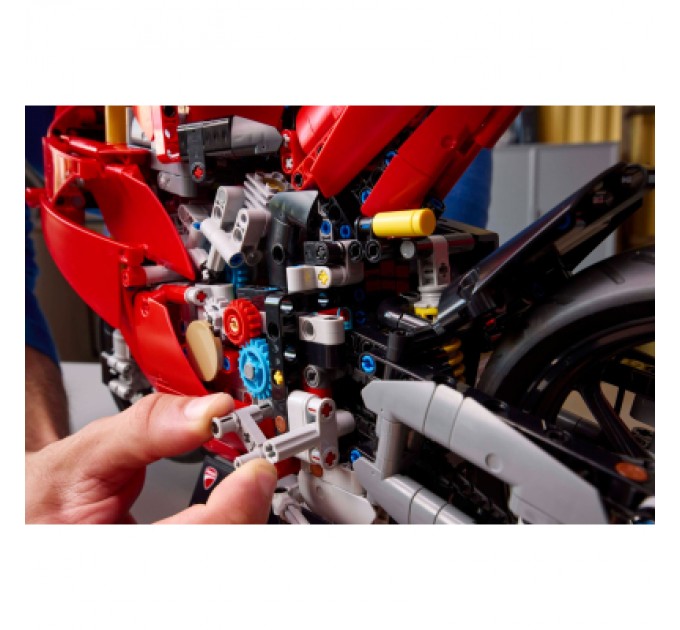 Конструктор LEGO Technic Мотоцикл Ducati Panigale V4 S (42202)